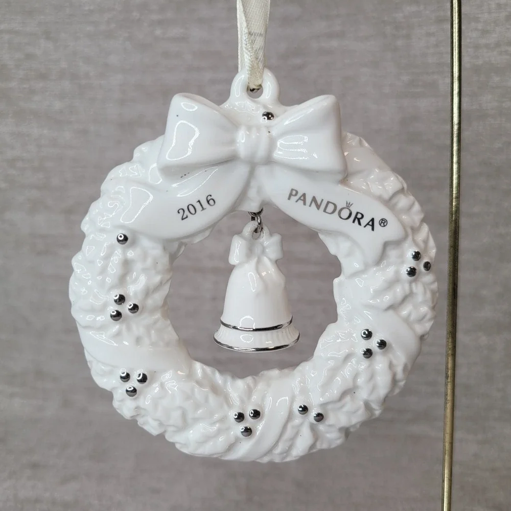 Pandora 2016 Limited Edition Jared Wreath Christmas Ornament White Ceramic RARE